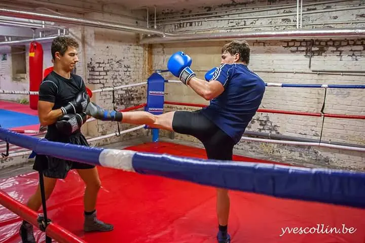 David Fonteyn traint savate, boxe francaise, in de ring met een sparringpartner